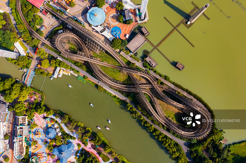 航拍午后的上海欢乐谷木质过山车图片素材