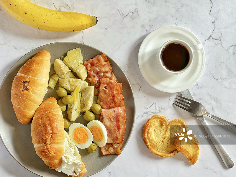 白色背景上的咖啡面包培根图片素材