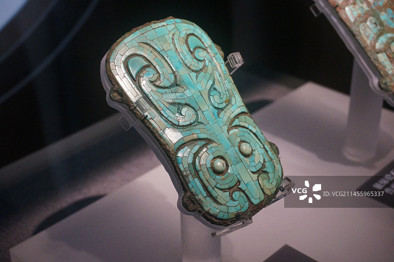 嵌绿松石兽面纹铜牌饰图片素材