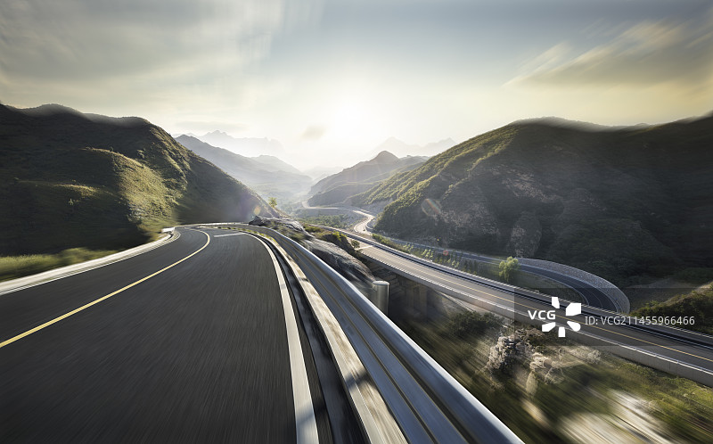 黄昏时动感的蜿蜒盘山路图片素材