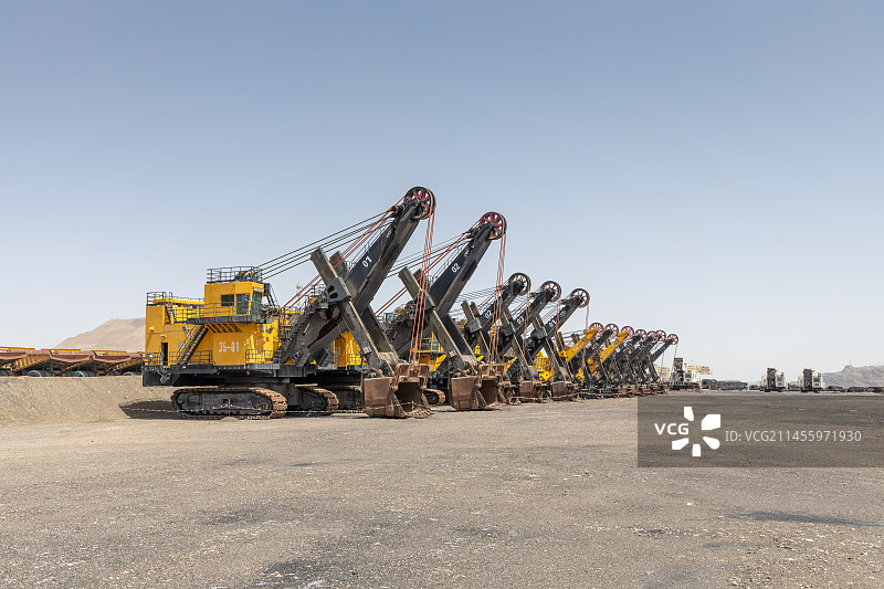 贺兰山深处废弃的矿山车图片素材