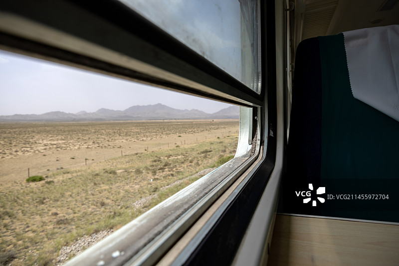 贺兰山下戈壁滩上的绿皮火车图片素材