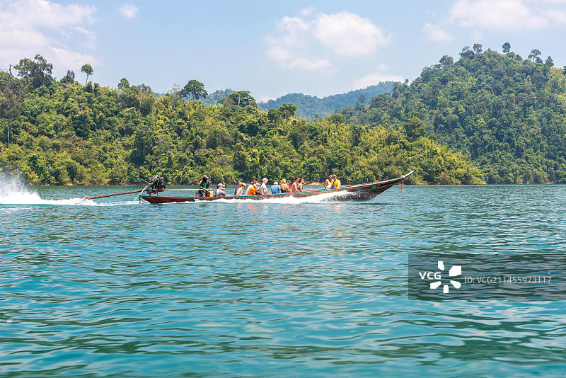在泰国考索国家公园的昭兰湖乘船探险之旅图片素材
