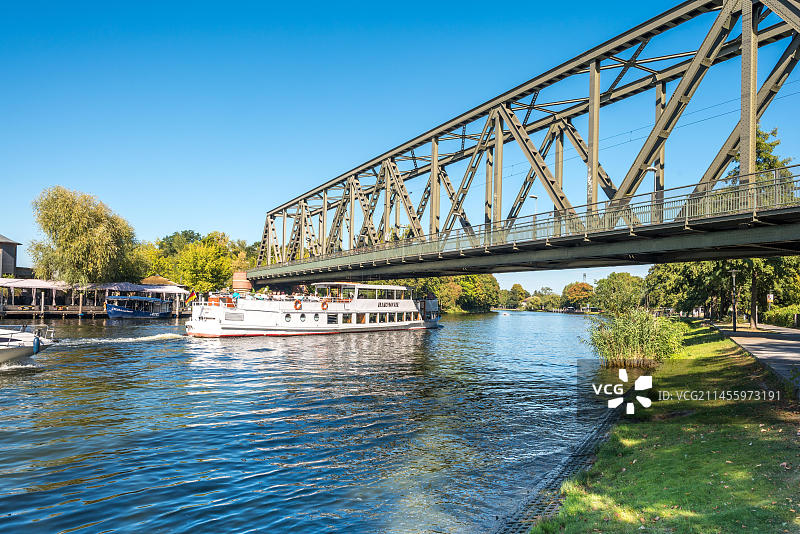 连接施维洛湖和滕普林湖的德国卡普特尔通道图片素材