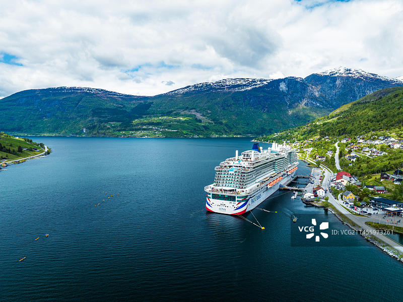 挪威因维克峡湾：游轮、山脉与峡湾风光图片素材
