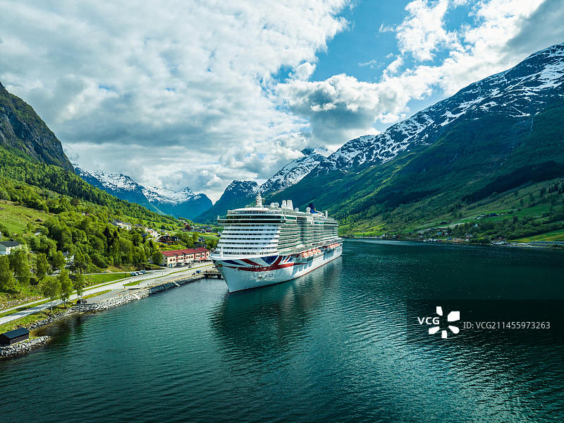 挪威因维克峡湾：游轮、山脉与峡湾风光图片素材