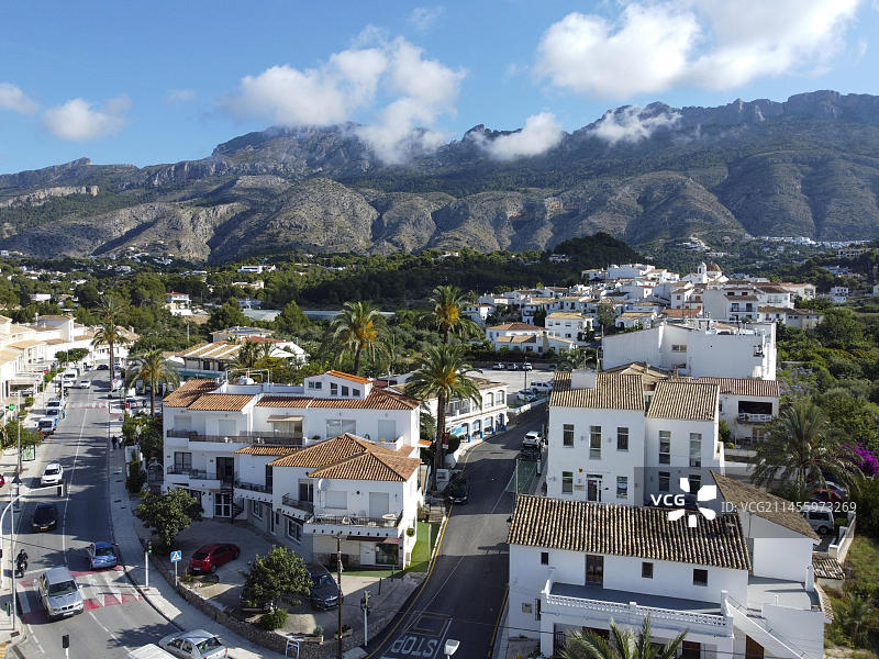西班牙白色海岸阿尔特亚镇附近，贝尼亚山脉前的阿尔特亚拉维拉村航拍图片素材