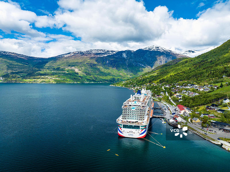 爱奥那PandO邮轮，邮轮，无人机拍摄的山脉和峡湾，奥尔登，因维克峡湾，挪威，欧洲图片素材