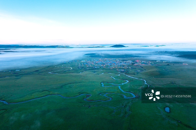 呼伦贝尔草原的牧场和湿地图片素材