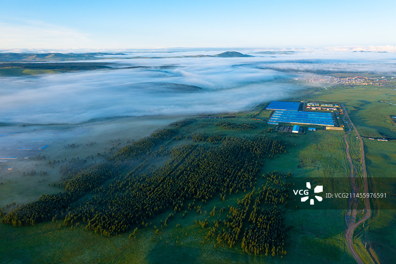 呼伦贝尔草原的牧场和湿地图片素材