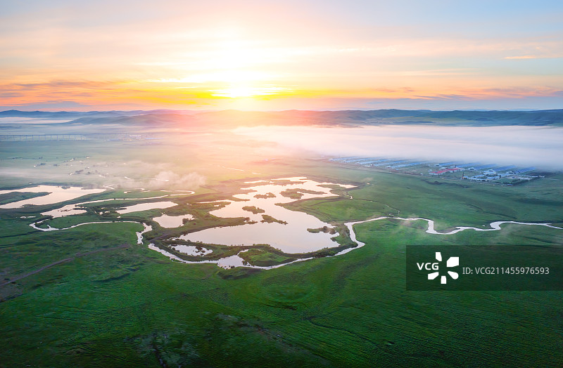 呼伦贝尔草原的牧场和湿地图片素材