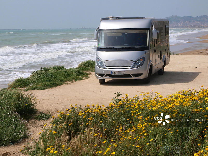在西西里岛地中海沿岸的房车图片素材