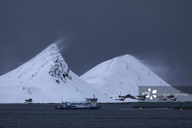 挪威霍宁斯沃格马格罗亚岛上风吹雪山图片素材