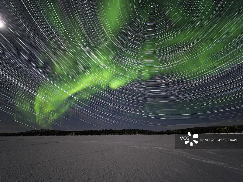 芬兰拉普兰地区看到的北极光和星迹图片素材