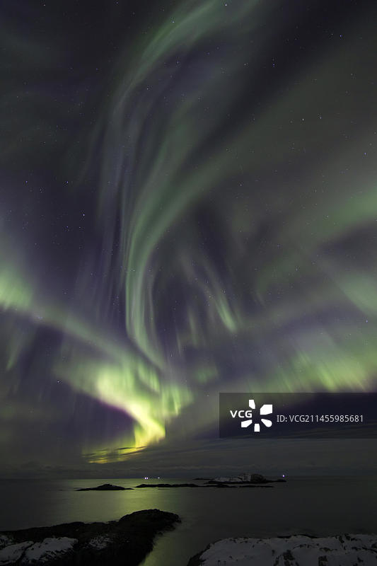 挪威安岛上空的北极光图片素材