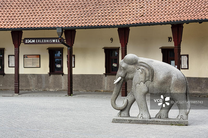 盖尔森基兴体验世界入口处旧售票亭前的雕塑大象，德国鲁尔区图片素材