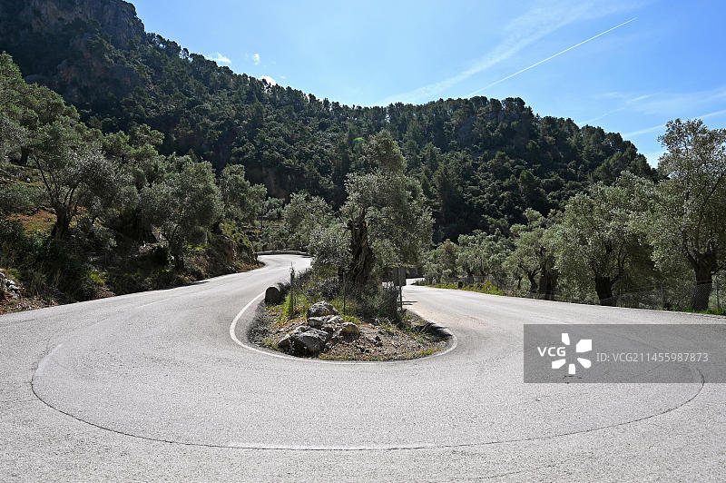 西班牙马略卡岛特拉蒙塔纳山脉索列尔山坳的蜿蜒弯道图片素材