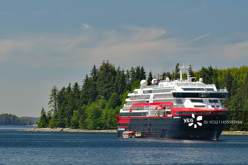 在加拿大不列颠哥伦比亚省温哥华岛警报湾的小海湾中停泊的Hurtigruten探险船图片素材