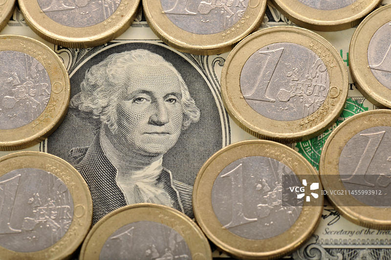欧元硬币下的美元纸币，外币象征图像图片素材