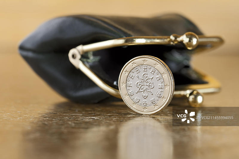 带有空钱包的葡萄牙欧元硬币图片素材