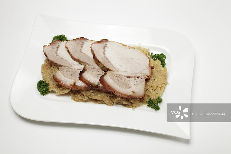胡椒脆皮烤猪肉配酸菜图片素材