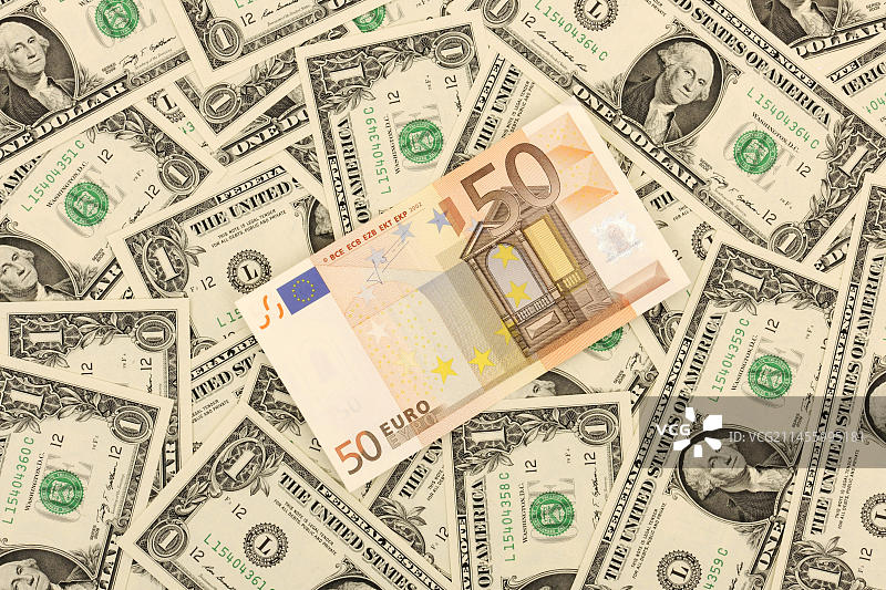 50欧元纸币置于1美元纸币之上图片素材