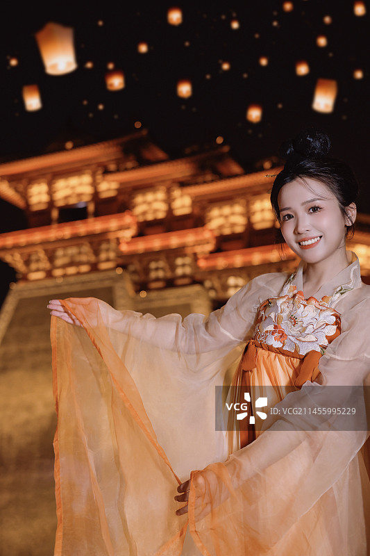 穿着汉服的古典美人图片素材