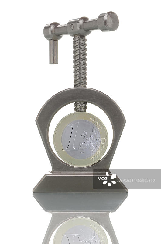 压力下的欧元硬币，象征性图像图片素材