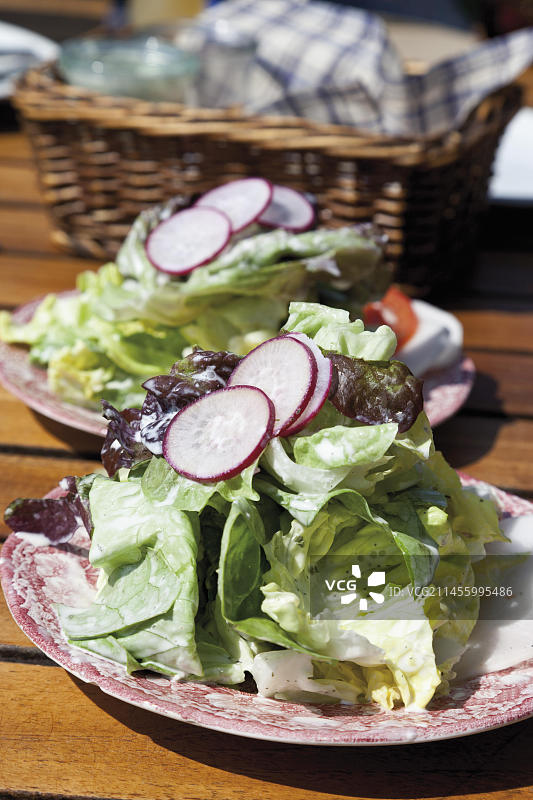 新鲜生菜配酸奶调味汁图片素材