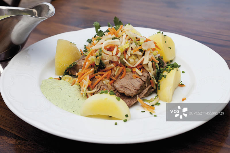 水煮牛肉配蔬菜丝、盐焗土豆和法兰克福绿酱图片素材