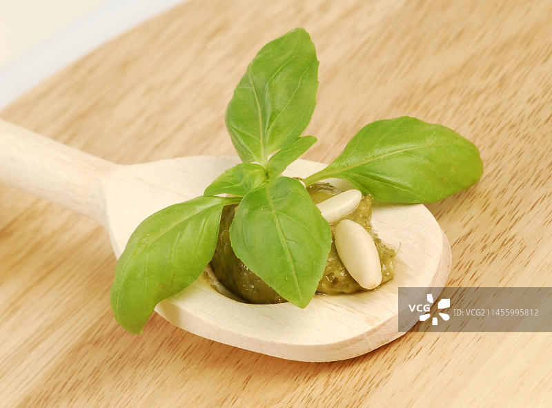 木勺上的罗勒、松子和香蒜酱图片素材