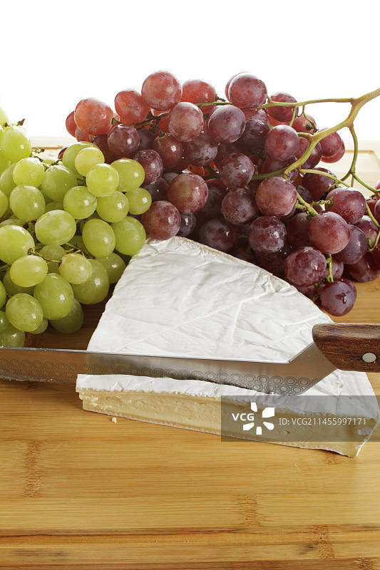 布里干酪、葡萄和奶酪刀图片素材