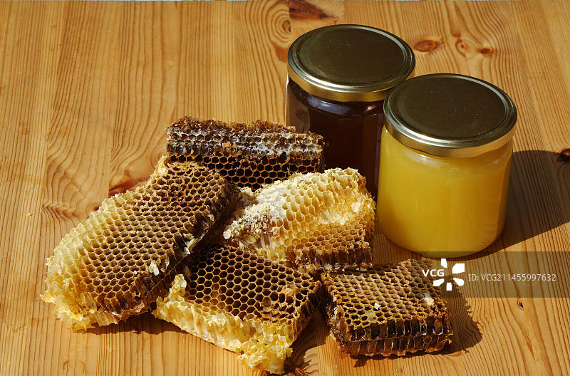 装有蜂蜜和蜂巢的野蜂蜜与春蜂蜜图片素材