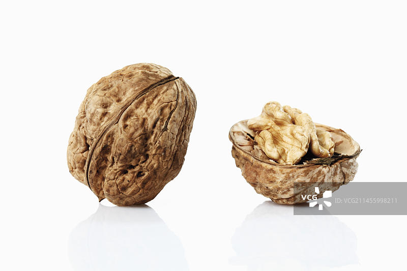 波斯核桃/英国核桃（胡桃属），带壳核桃果实，对半切图片素材