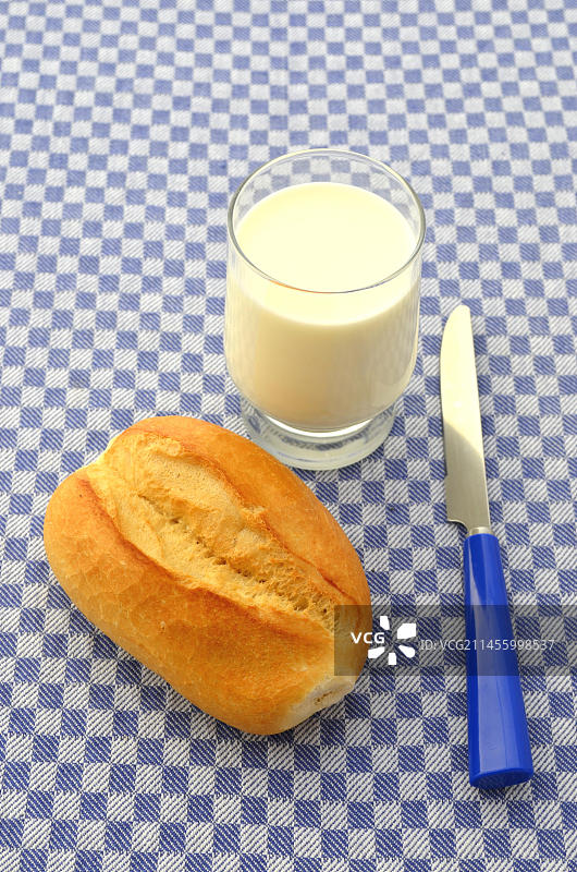 卷、一杯鲜牛奶、早餐刀图片素材