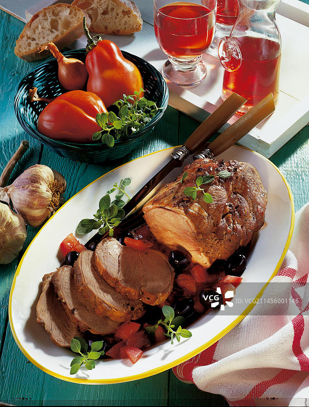 烤羊肉配橄榄，意大利，欧洲图片素材