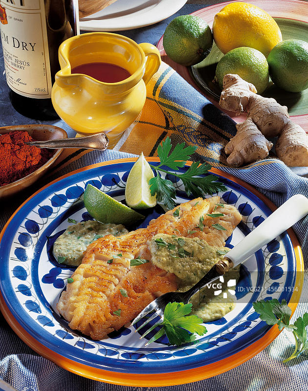 配杏仁的红鱼，西班牙，欧洲图片素材