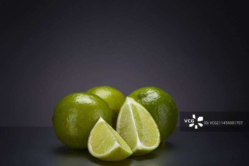 深色玻璃表面上的青柠图片素材