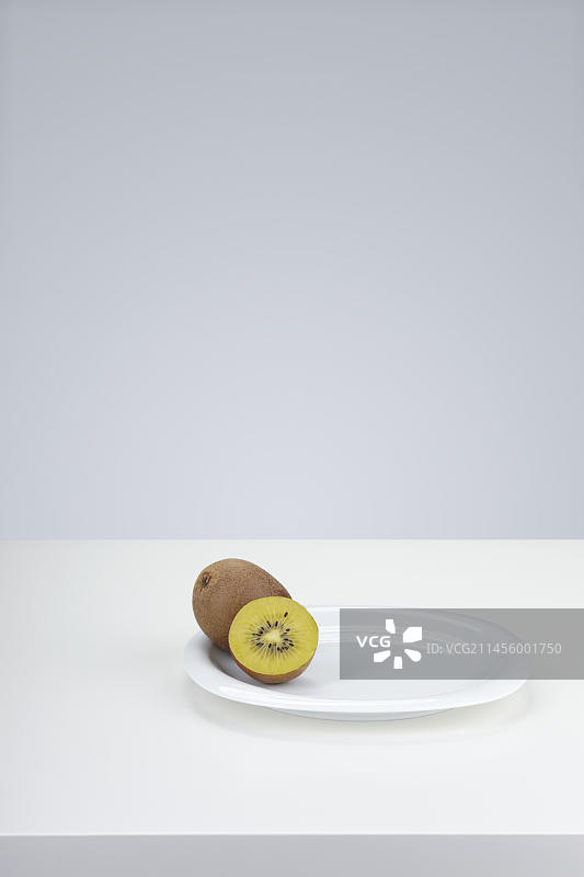 白色盘子上的猕猴桃图片素材