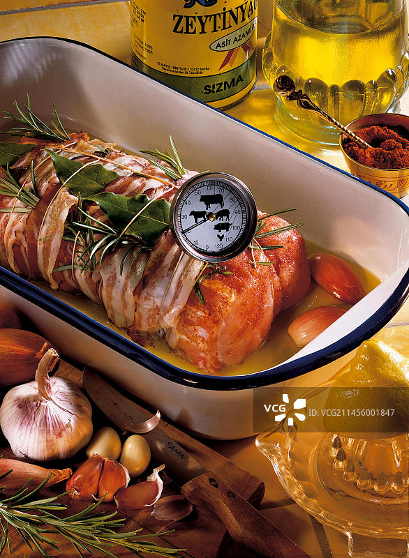 测试肉是否熟透，烹饪学校图片素材