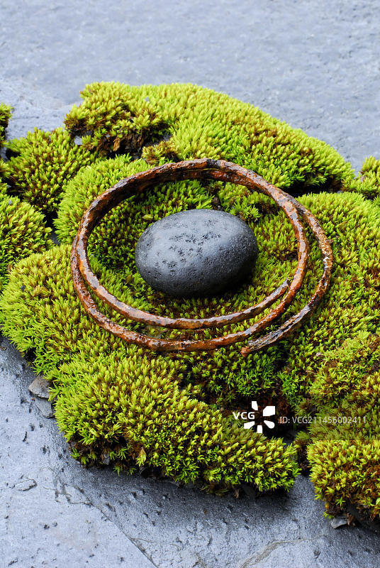 石头和生锈的金属环图片素材