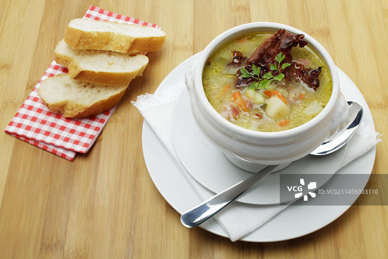 培根土豆汤配白面包片图片素材