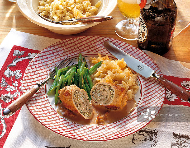 小牛肉卷配香辣蘑菇、绿豆和鸡蛋面，波兰，欧洲图片素材