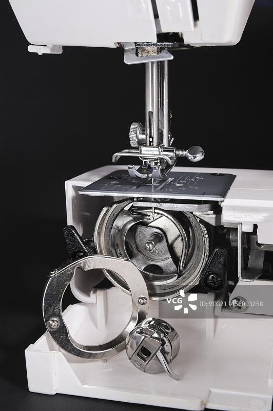 带压脚、打开的盖子和梭芯盒的缝纫机图片素材