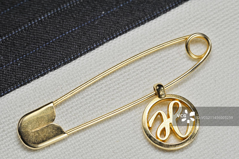 金色安全别针带字母H吊坠图片素材