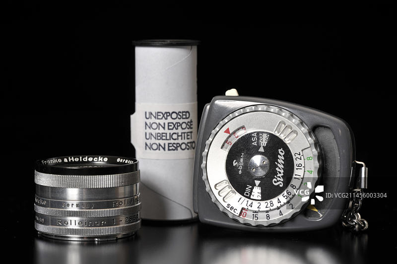 旧款Gossen Sixtino照度计、胶卷与禄来Eolleinar特写镜头或滤镜图片素材