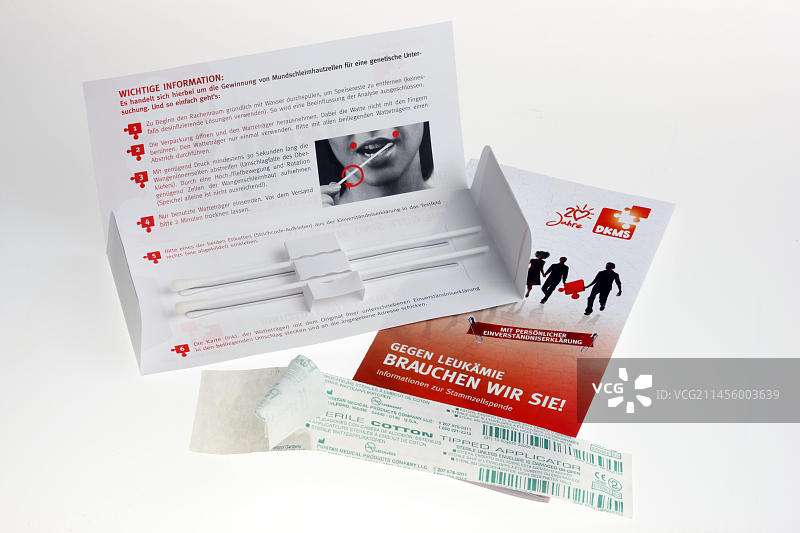 德国骨髓捐献者中心登记套装（DKMS），含用于拭取面颊样本的棉签，以确定潜在捐献者是否适合干细胞捐献图片素材