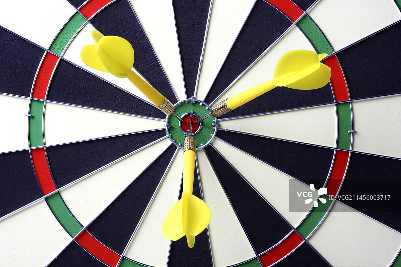 飞镖游戏：飞镖射中靶心图片素材