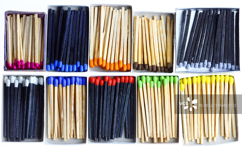 火柴盒中的火柴，不同颜色的火柴头和火柴棍图片素材