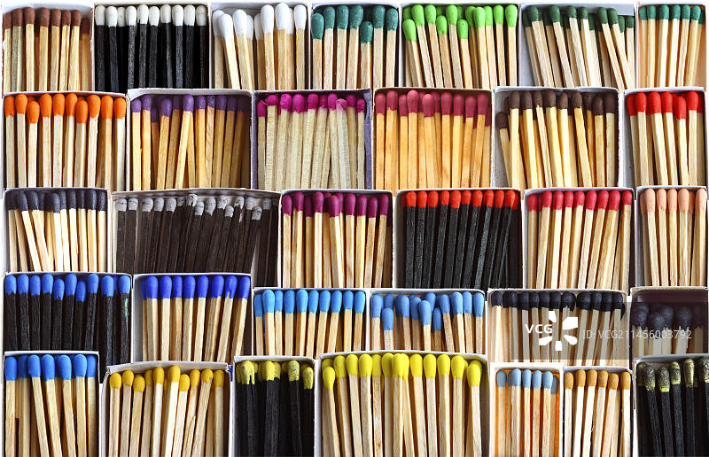 火柴盒中的火柴，不同颜色的火柴头和火柴棍图片素材